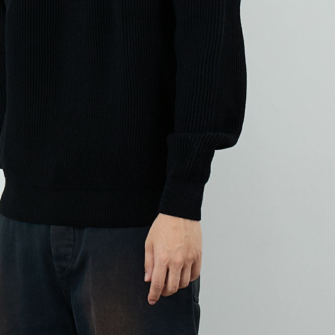 Vincent et Mireille [ヴァンソン エ ミレイユ] ウールリブクラシッククルーネックニット [VM252WA13070] 09 BLACK &&モデル身長：179cm 着用サイズ：M&&