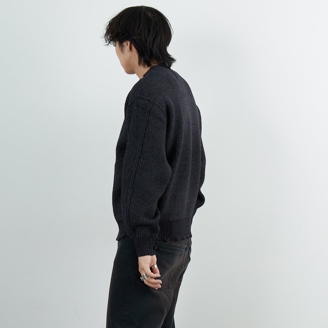 SLICK [スリック] マイクロヤーン クルーネックダメージニット [5151066] 700 BLACK &&モデル身長：179cm 着用サイズ：1&&