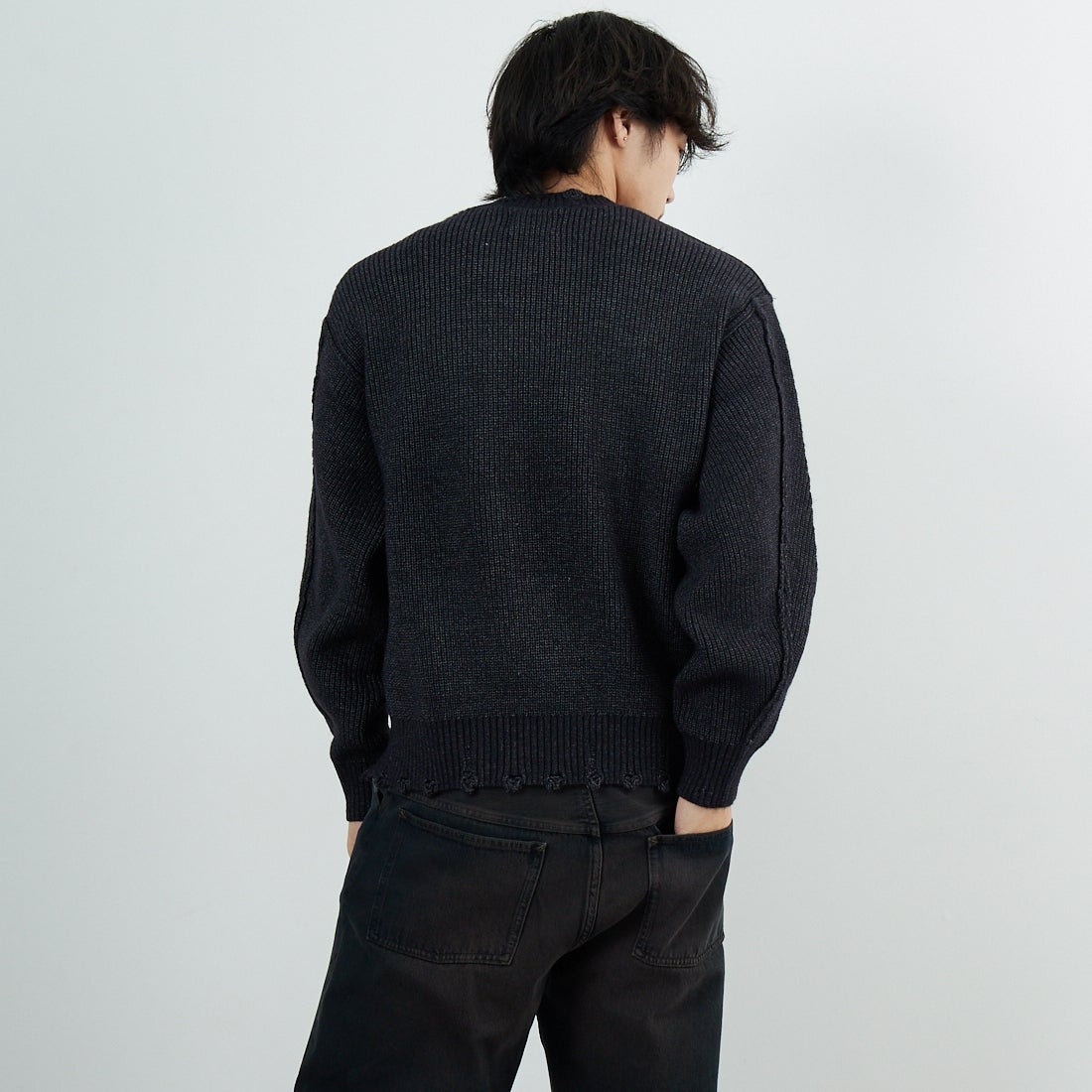 SLICK [スリック] マイクロヤーン クルーネックダメージニット [5151066] 700 BLACK &&モデル身長：179cm 着用サイズ：1&&