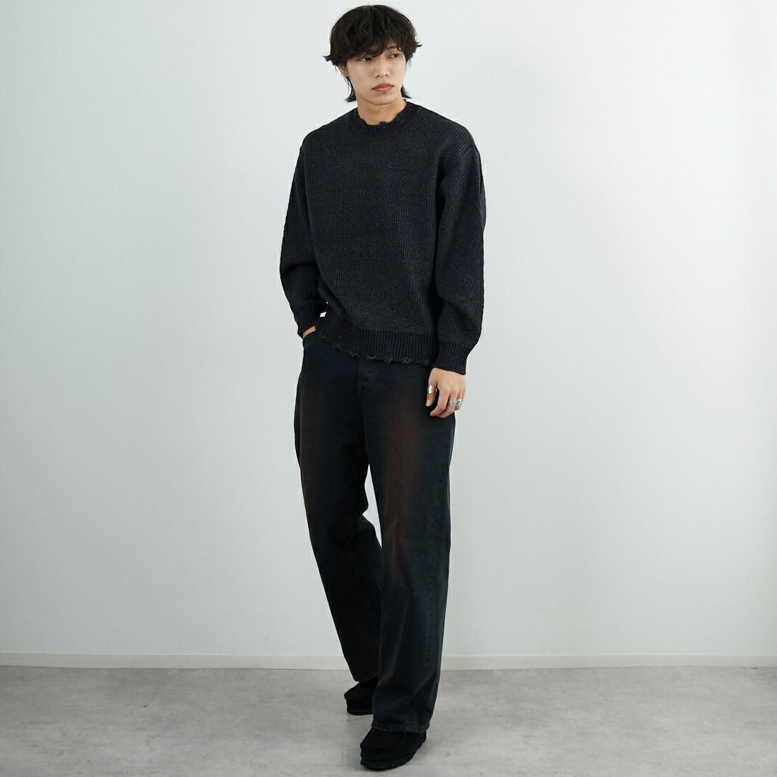 SLICK [スリック] マイクロヤーン クルーネックダメージニット [5151066] 700 BLACK &&モデル身長：179cm 着用サイズ：1&&