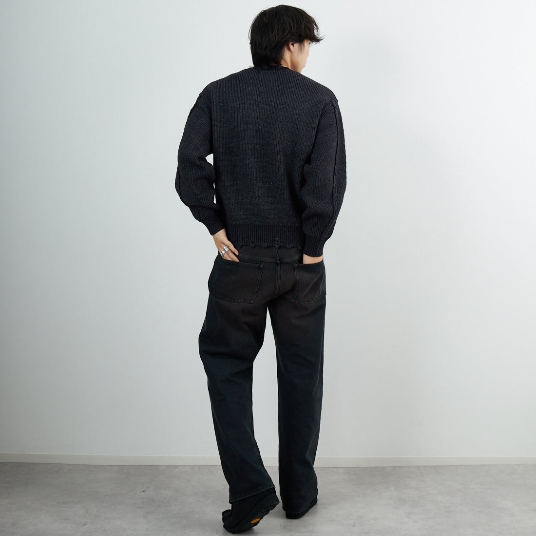 SLICK [スリック] マイクロヤーン クルーネックダメージニット [5151066] 700 BLACK &&モデル身長：179cm 着用サイズ：1&&