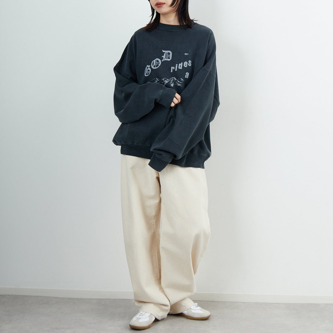 REMI RELIEF [レミレリーフ] 別注 SP加工 ダメージクルーネックスウェット [RN29373268-JF] BLACK &&モデル身長：162cm 着用サイズ：M&&