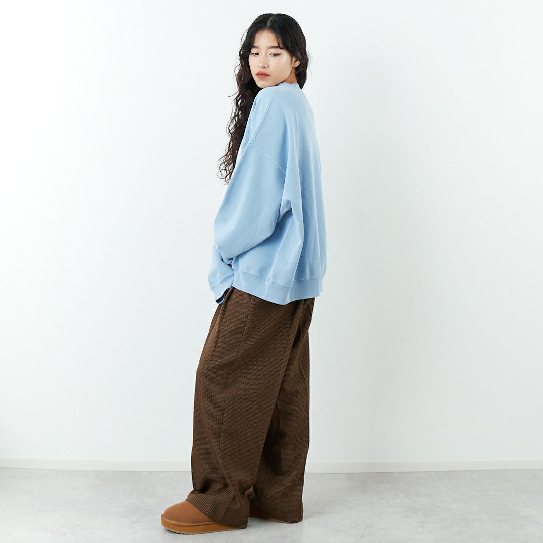 REMI RELIEF [レミレリーフ] 別注 SP加工 ダメージクルーネックスウェット [RN29373277-JF] SAX &&モデル身長：162cm 着用サイズ：M&&