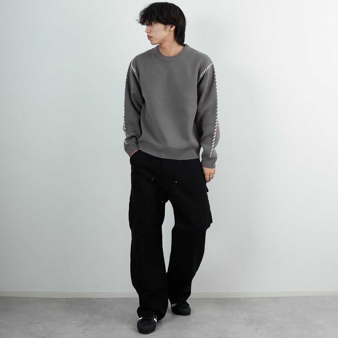 33Degrees [サーティスリーディグリーズ] ハンドステッチクルーネックニット [ND-25755014] 03 GREY &&モデル身長：179cm 着用サイズ：M&&