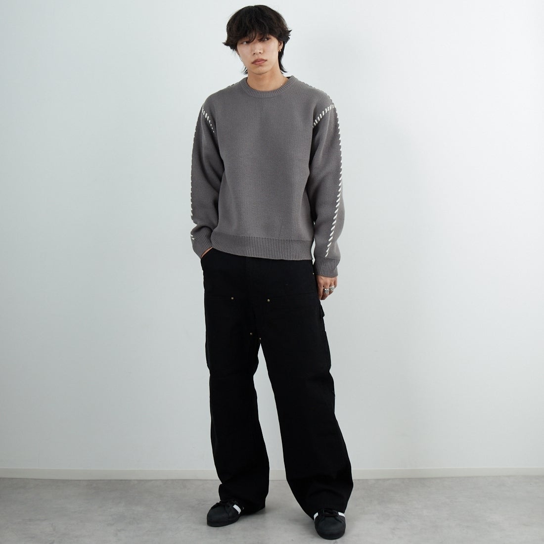 33Degrees [サーティスリーディグリーズ] ハンドステッチクルーネックニット [ND-25755014] 03 GREY &&モデル身長：179cm 着用サイズ：M&&