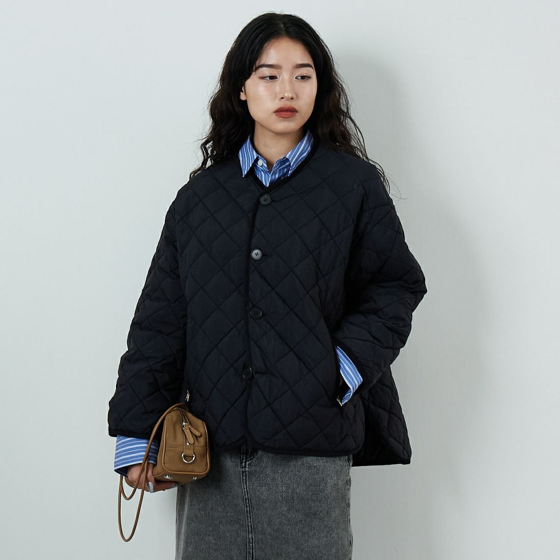 Gymphlex [ジムフレックス] キルトダウンカラーレスジャケット [GY-A0431NYM] BLACK &&モデル身長：162cm 着用サイズ：14&&