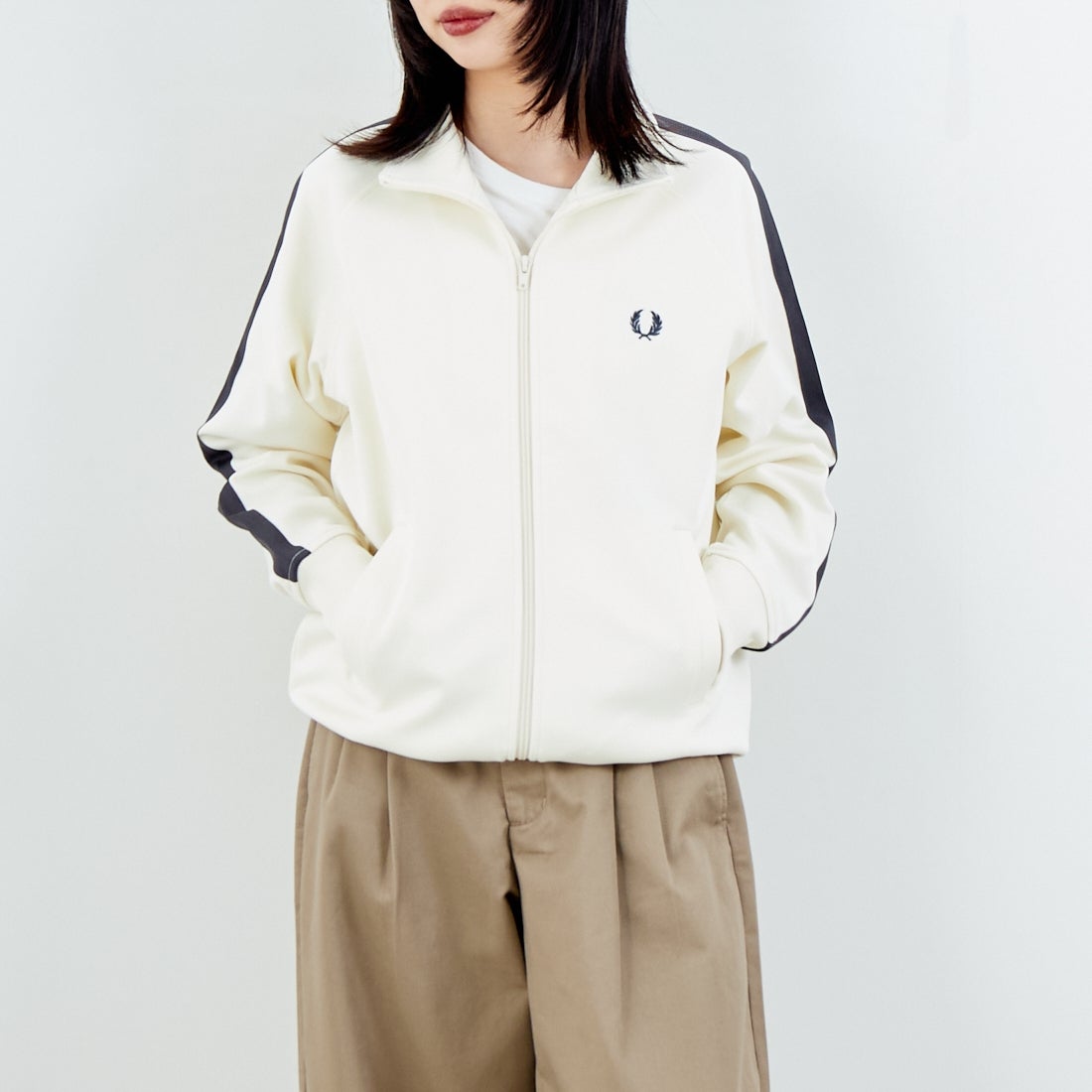 FRED PERRY [フレッドペリー] 別注 配色ライン トラックジャケット [FPM-25A-029JF] ECRU/ANCHO &&モデル身長：162cm 着用サイズ：S&&