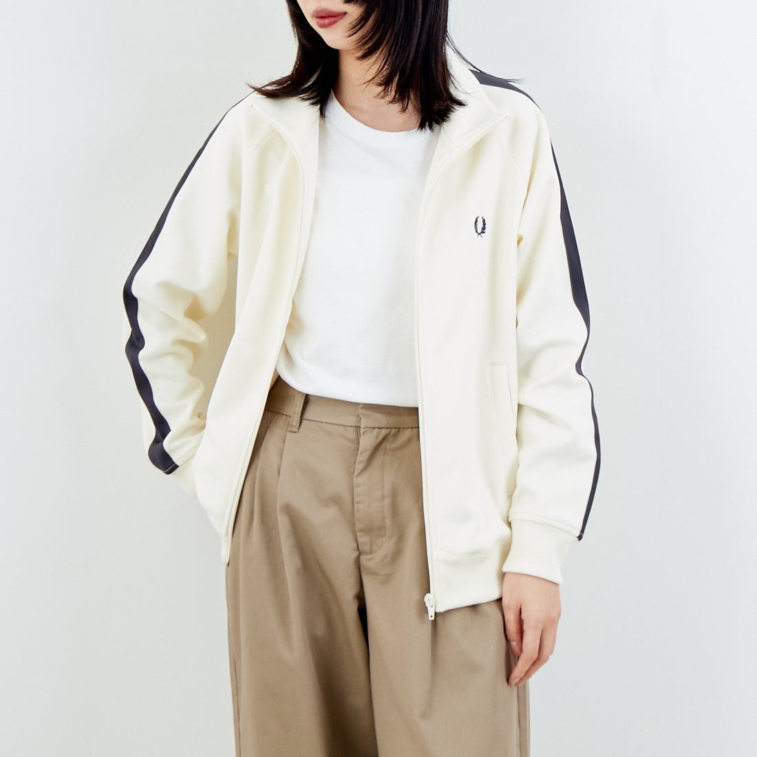 FRED PERRY [フレッドペリー] 別注 配色ライン トラックジャケット [FPM-25A-029JF] ECRU/ANCHO &&モデル身長：162cm 着用サイズ：S&&