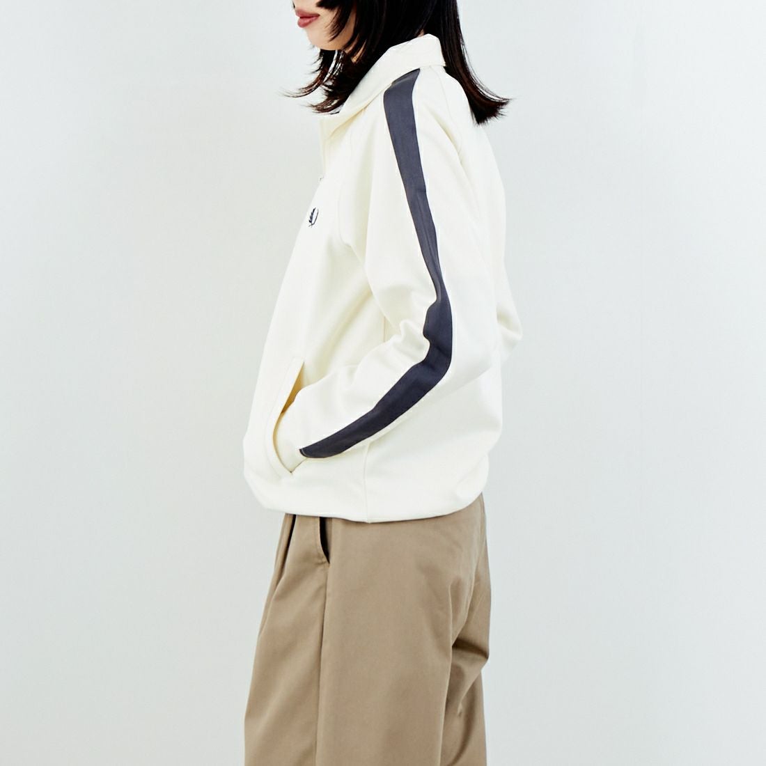 FRED PERRY [フレッドペリー] 別注 配色ライン トラックジャケット [FPM-25A-029JF] ECRU/ANCHO &&モデル身長：162cm 着用サイズ：S&&