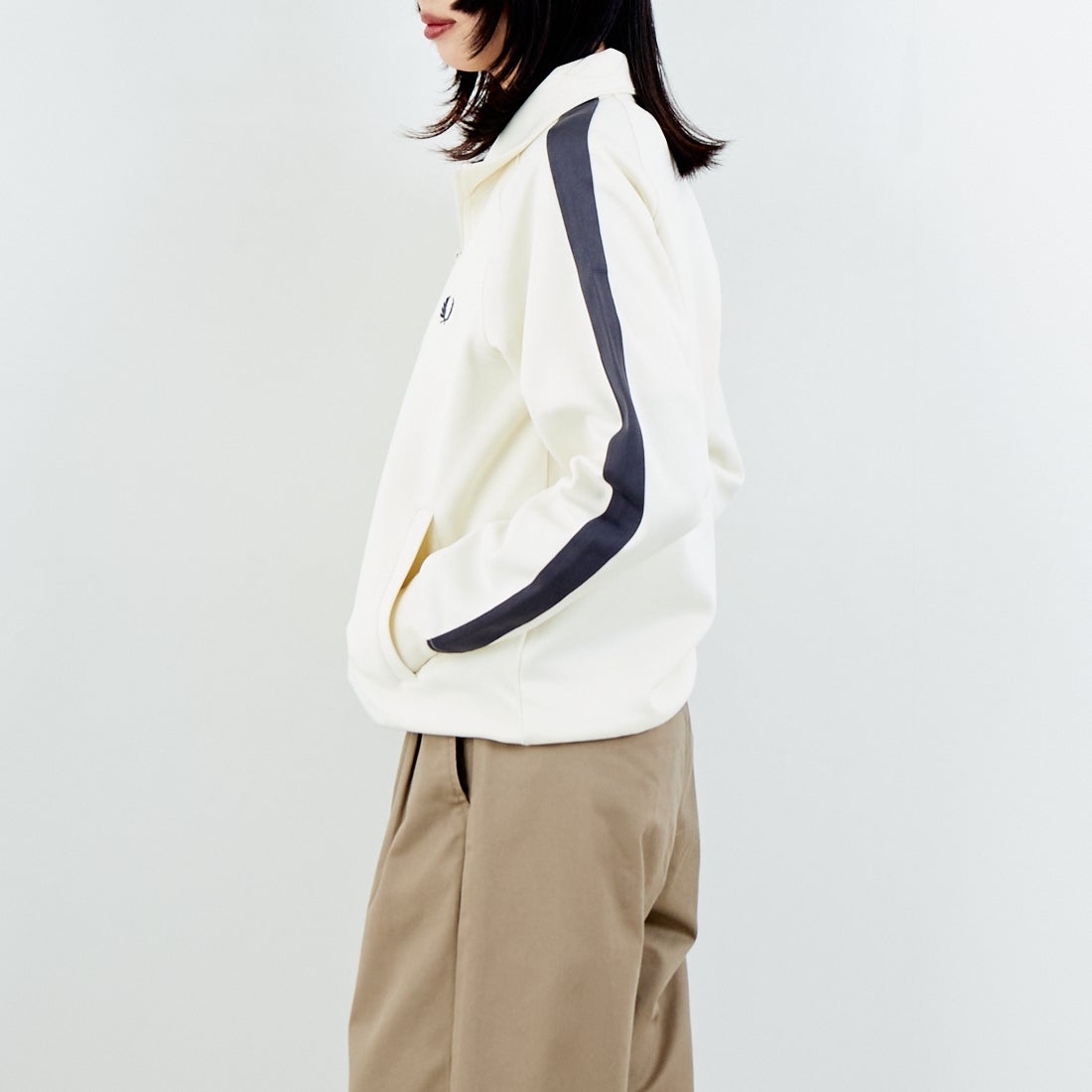 FRED PERRY [フレッドペリー] 別注 配色ライン トラックジャケット [FPM-25A-029JF] ECRU/ANCHO &&モデル身長：162cm 着用サイズ：S&&