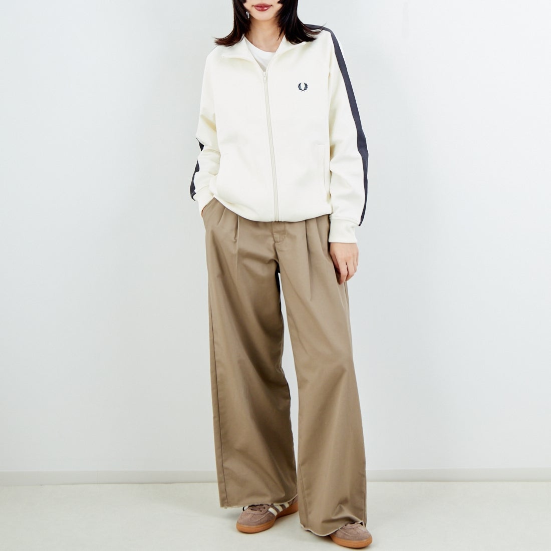 FRED PERRY [フレッドペリー] 別注 配色ライン トラックジャケット [FPM-25A-029JF] ECRU/ANCHO &&モデル身長：162cm 着用サイズ：S&&