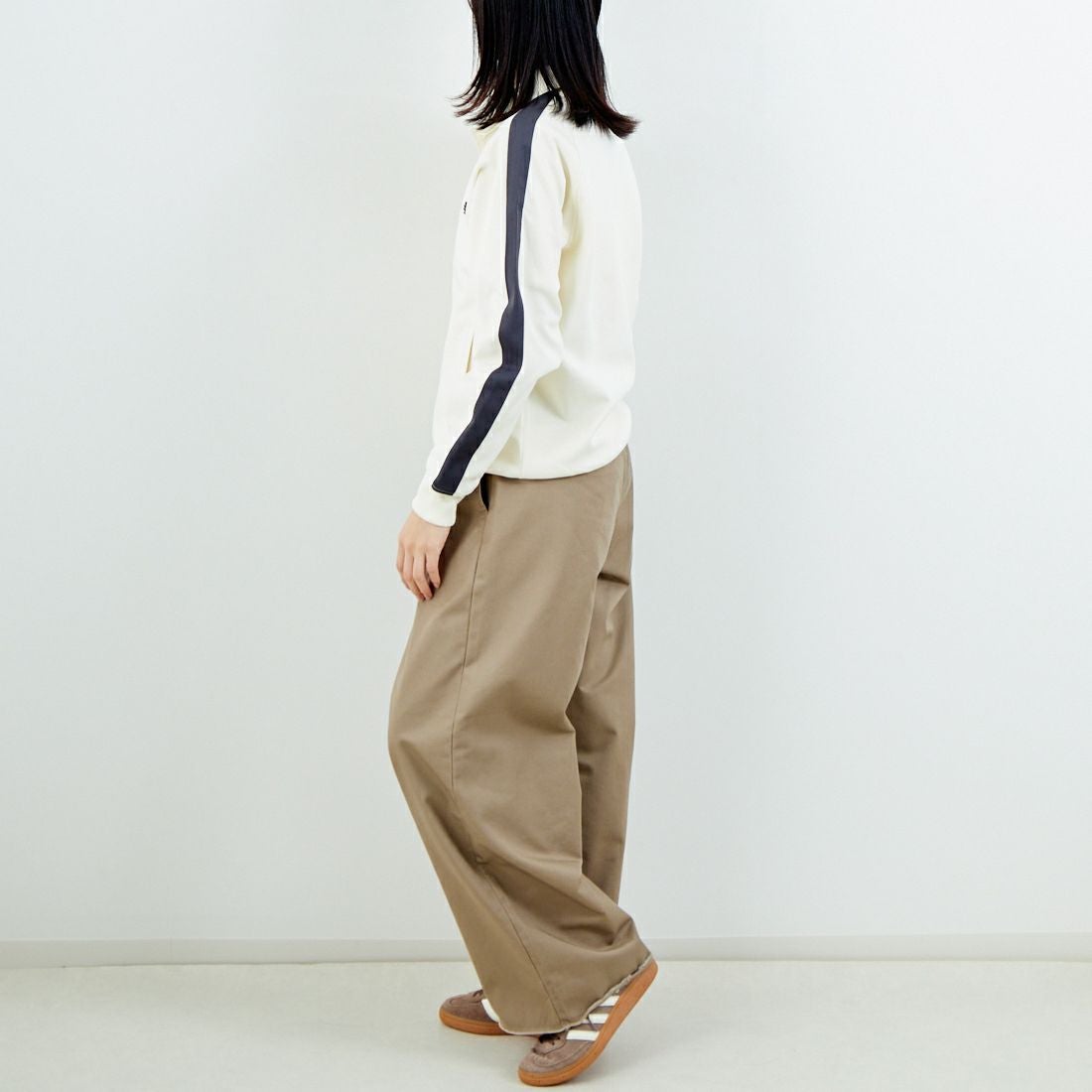 FRED PERRY [フレッドペリー] 別注 配色ライン トラックジャケット [FPM-25A-029JF] ECRU/ANCHO &&モデル身長：162cm 着用サイズ：S&&