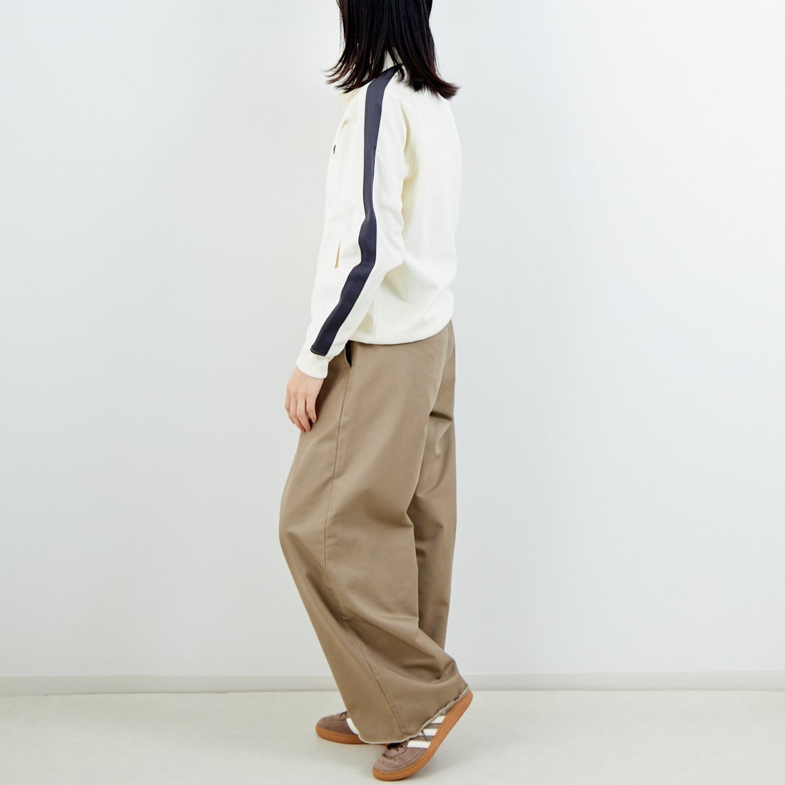 FRED PERRY [フレッドペリー] 別注 配色ライン トラックジャケット [FPM-25A-029JF] ECRU/ANCHO &&モデル身長：162cm 着用サイズ：S&&