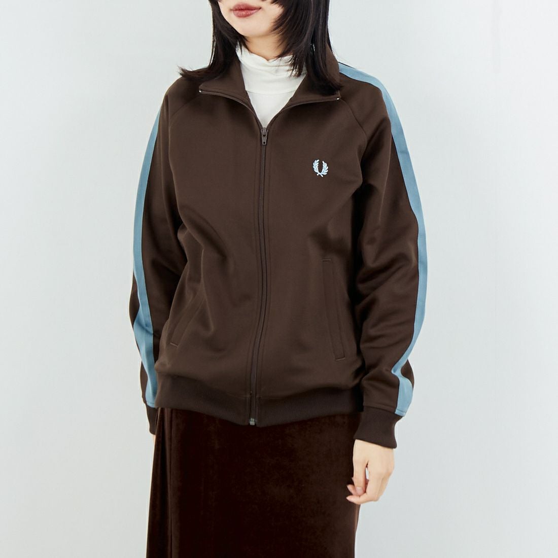 FRED PERRY [フレッドペリー] 別注 配色ライン トラックジャケット [FPM-25A-029JF] BURNT TOBA &&モデル身長：162cm 着用サイズ：S&&