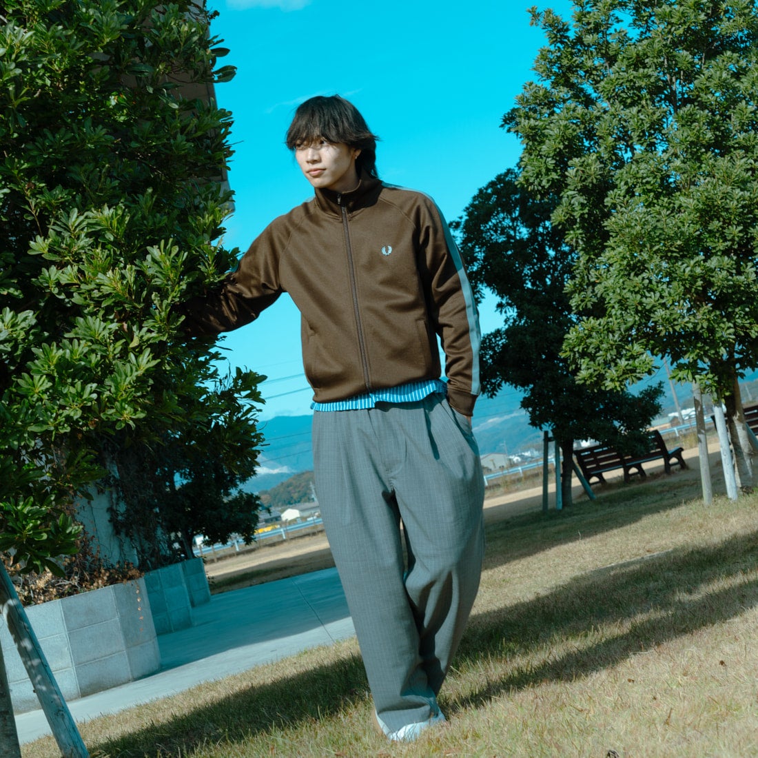 FRED PERRY [フレッドペリー] 別注 配色ライン トラックジャケット [FPM-25A-029JF] BURNT TOBA &&モデル身長：179cm 着用サイズ：L&&
