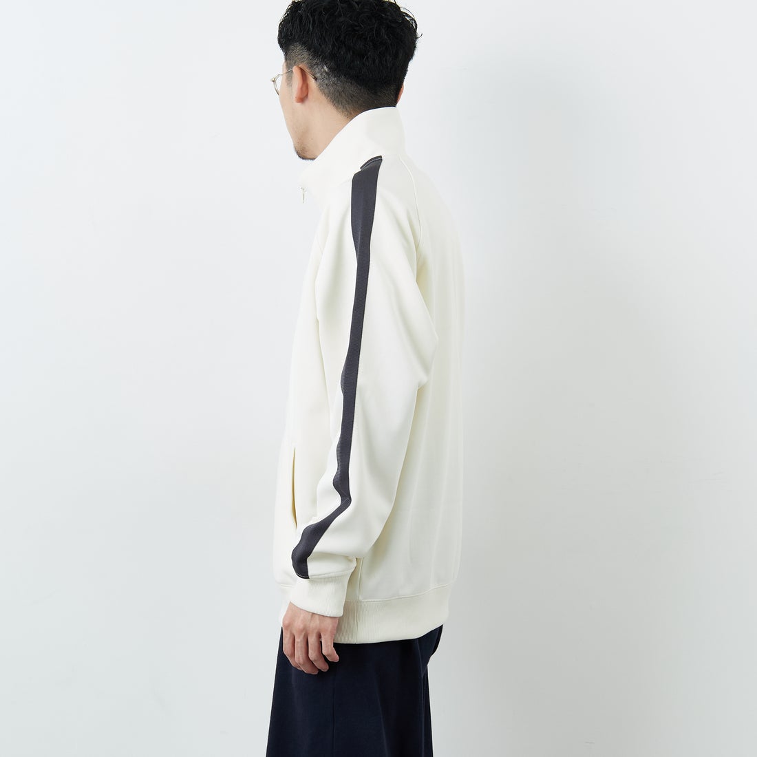 FRED PERRY [フレッドペリー] 別注 配色ライン トラックジャケット [FPM-25A-029JF] ECRU/ANCHO &&モデル身長：168cm 着用サイズ：L&&