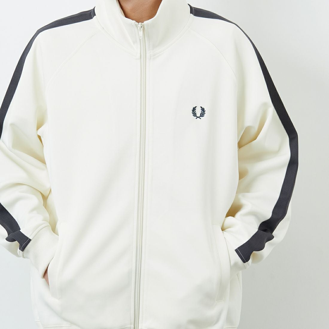 FRED PERRY [フレッドペリー] 別注 配色ライン トラックジャケット [FPM-25A-029JF] ECRU/ANCHO &&モデル身長：168cm 着用サイズ：L&&