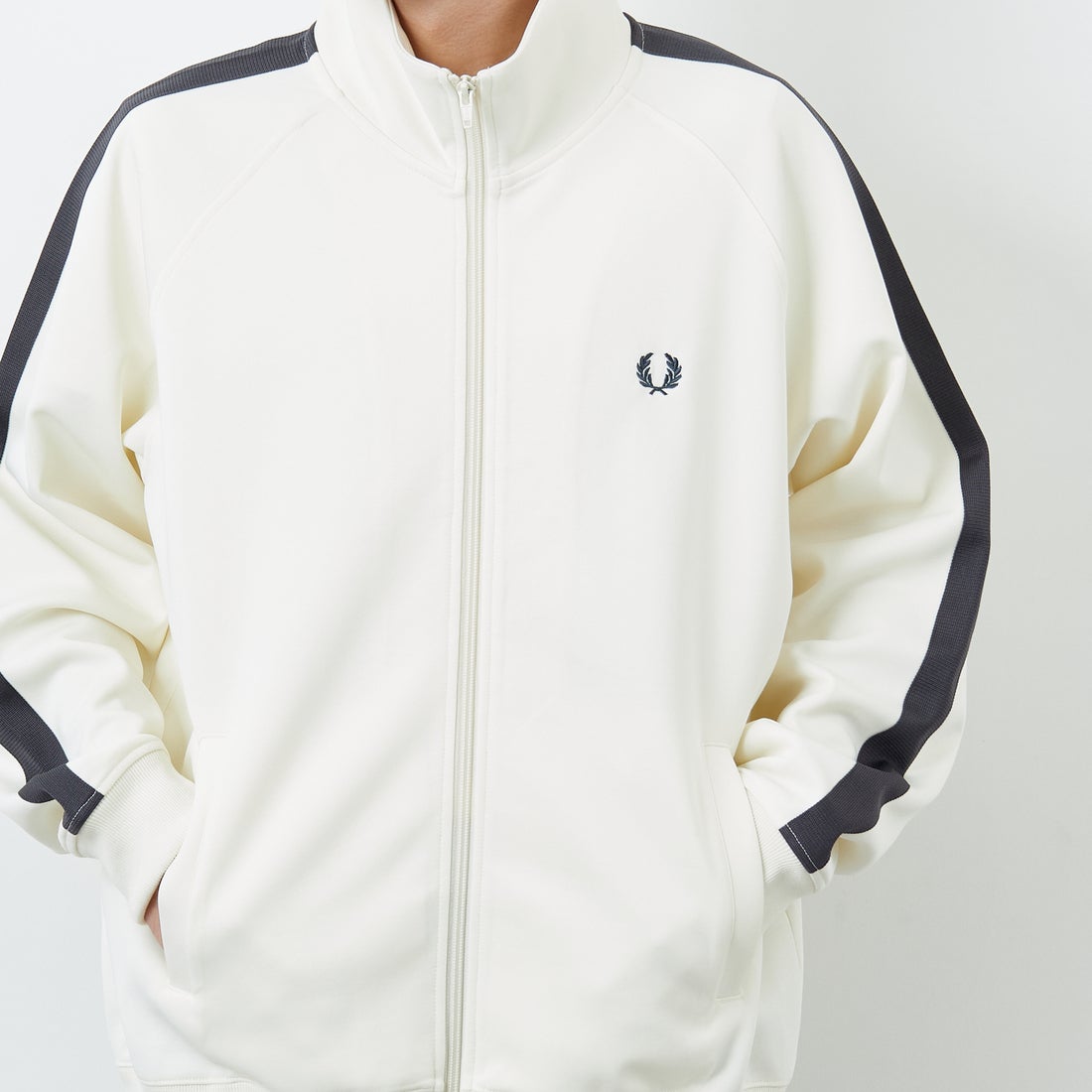 FRED PERRY [フレッドペリー] 別注 配色ライン トラックジャケット [FPM-25A-029JF] ECRU/ANCHO &&モデル身長：168cm 着用サイズ：L&&