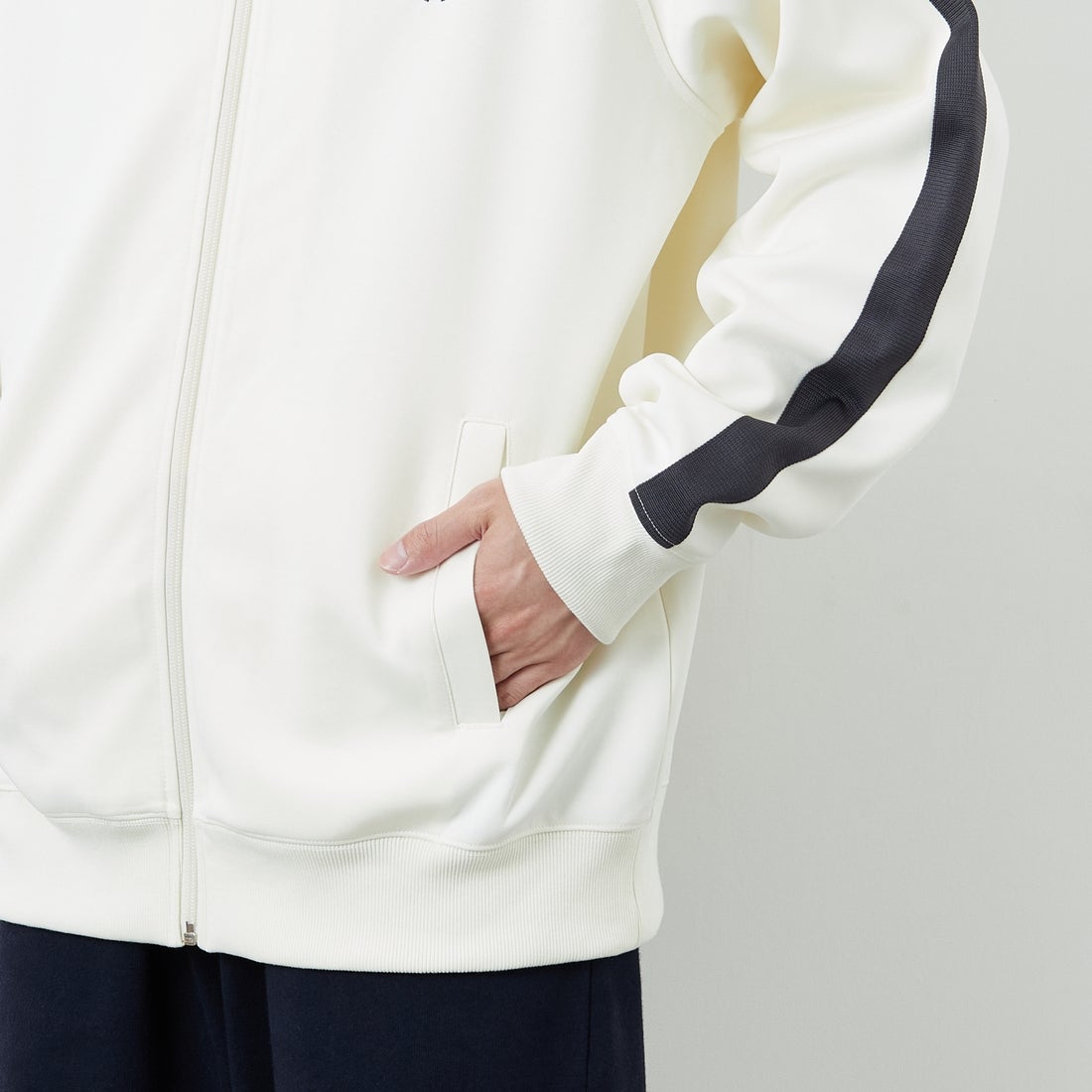 FRED PERRY [フレッドペリー] 別注 配色ライン トラックジャケット [FPM-25A-029JF] ECRU/ANCHO &&モデル身長：168cm 着用サイズ：L&&
