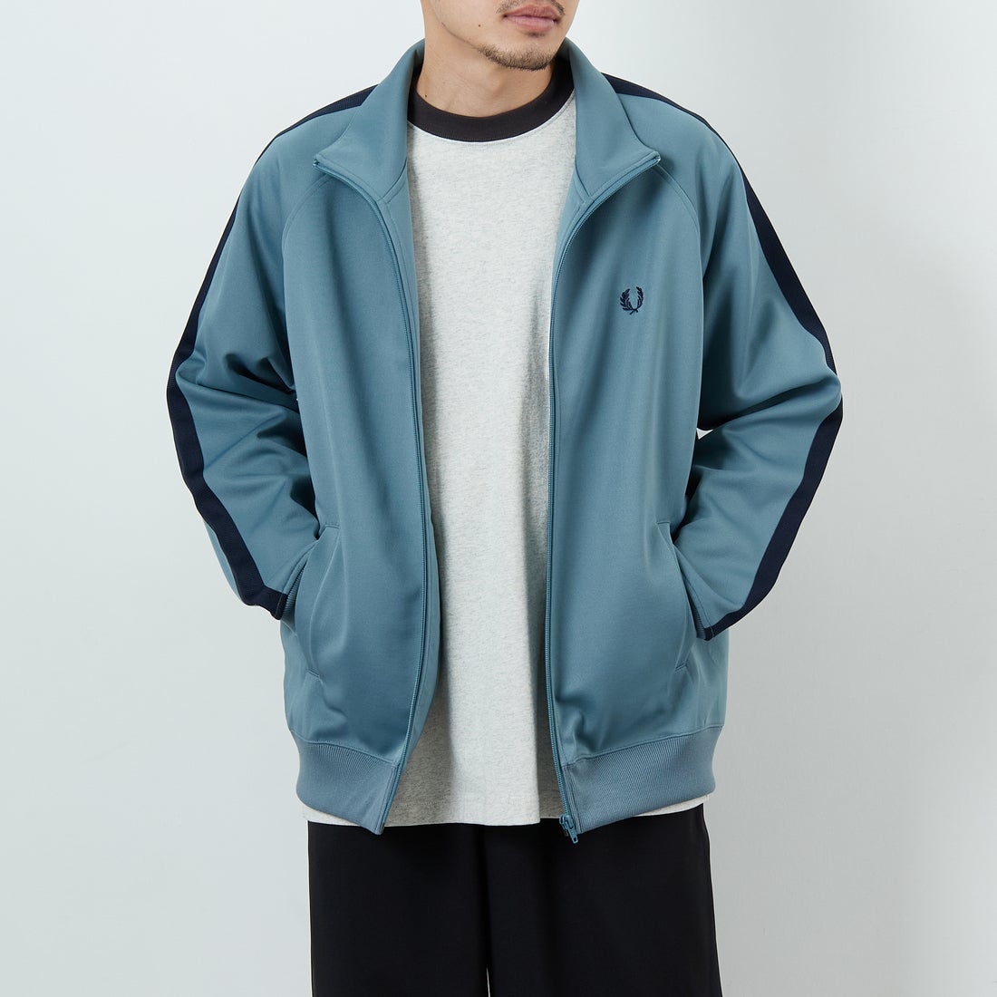 FRED PERRY [フレッドペリー] 別注 配色ライン トラックジャケット [FPM-25A-029JF] STOCKPORTB &&モデル身長：168cm 着用サイズ：L&&