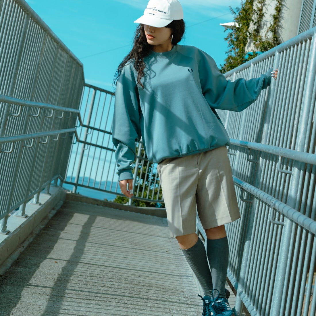 FRED PERRY [フレッドペリー] 別注 トラック クルーネックプルオーバー [FPM-25A-030JF] STOCKPORTB &&モデル身長：162cm 着用サイズ：S&&