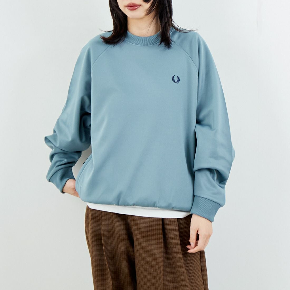 FRED PERRY [フレッドペリー] 別注 トラック クルーネックプルオーバー [FPM-25A-030JF] STOCKPORTB &&モデル身長：162cm 着用サイズ：S&&