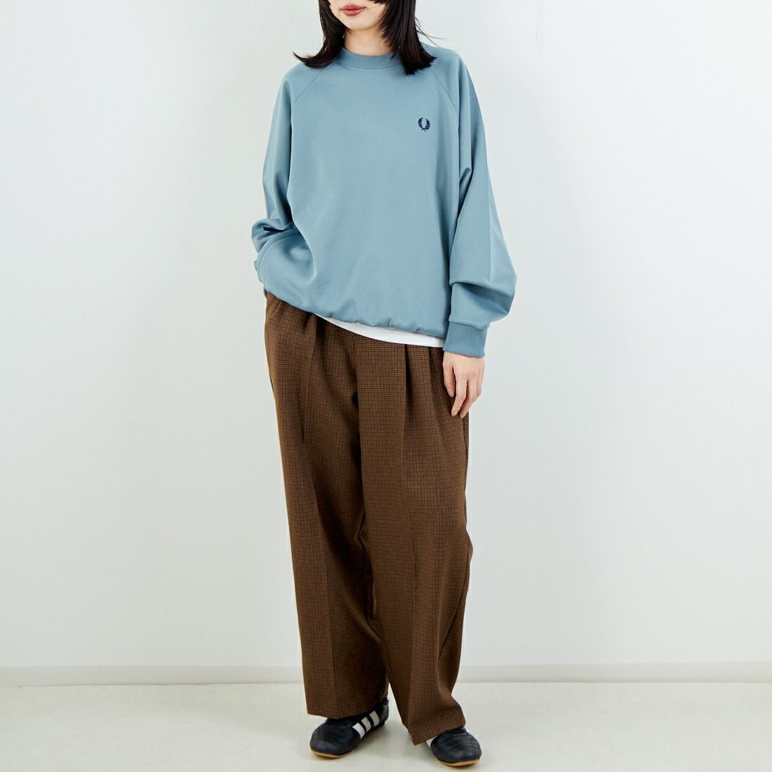 FRED PERRY [フレッドペリー] 別注 トラック クルーネックプルオーバー [FPM-25A-030JF] STOCKPORTB &&モデル身長：162cm 着用サイズ：S&&