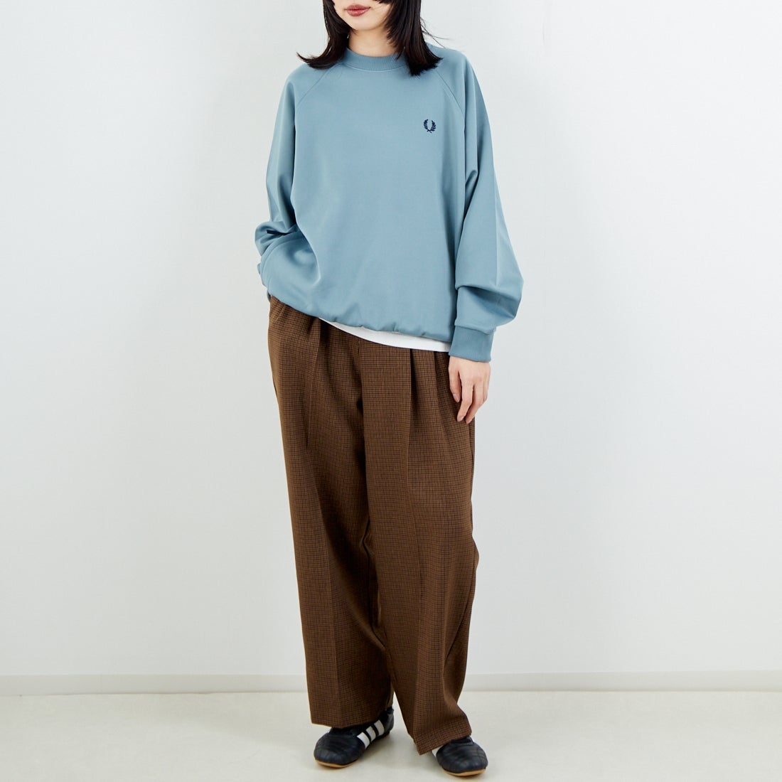 FRED PERRY [フレッドペリー] 別注 トラック クルーネックプルオーバー [FPM-25A-030JF] STOCKPORTB &&モデル身長：162cm 着用サイズ：S&&