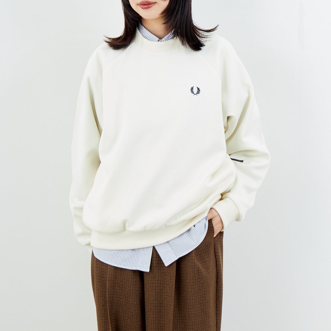 FRED PERRY [フレッドペリー] 別注 トラック クルーネックプルオーバー [FPM-25A-030JF] ECRU/ANCHO &&モデル身長：162cm 着用サイズ：S&&