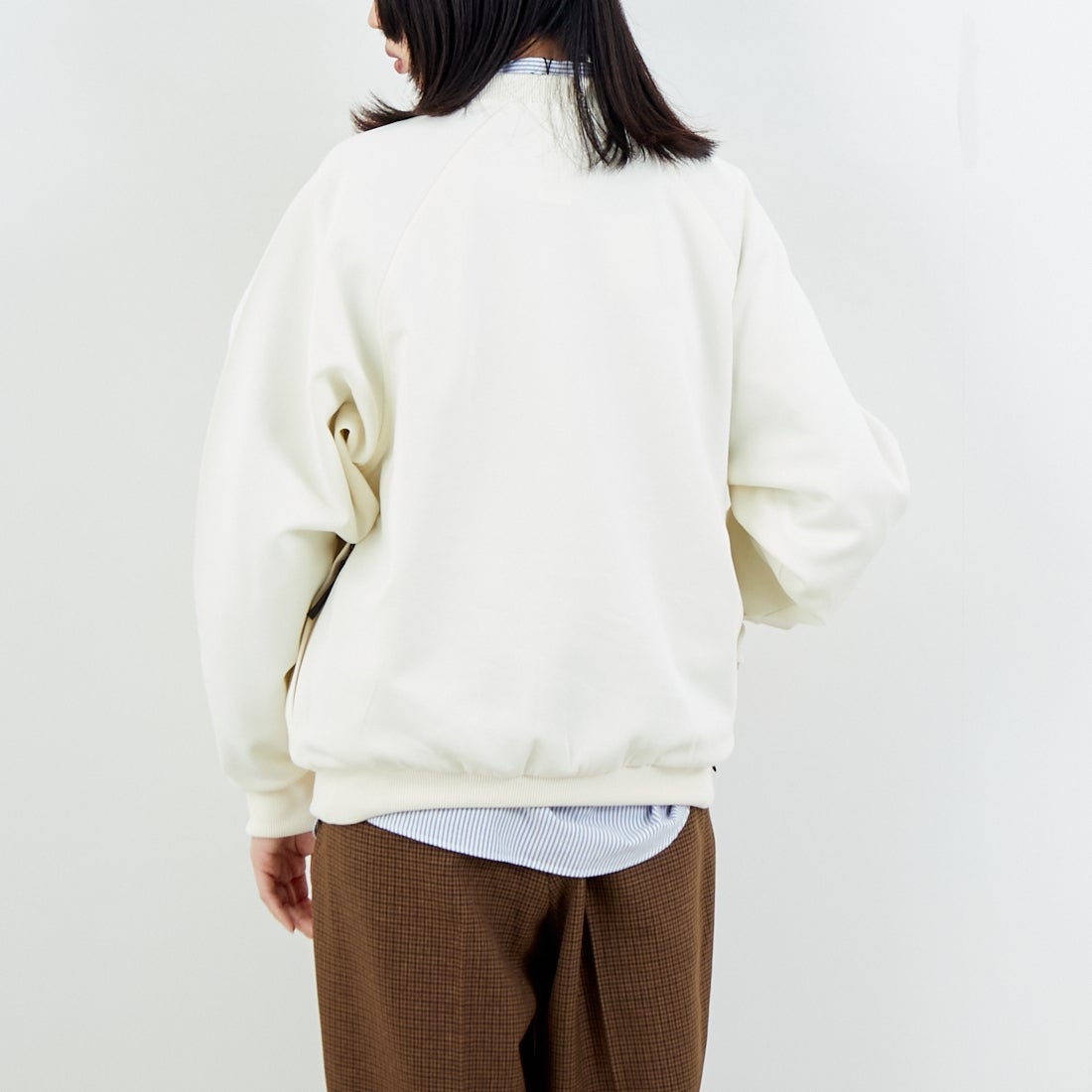FRED PERRY [フレッドペリー] 別注 トラック クルーネックプルオーバー [FPM-25A-030JF] ECRU/ANCHO &&モデル身長：162cm 着用サイズ：S&&