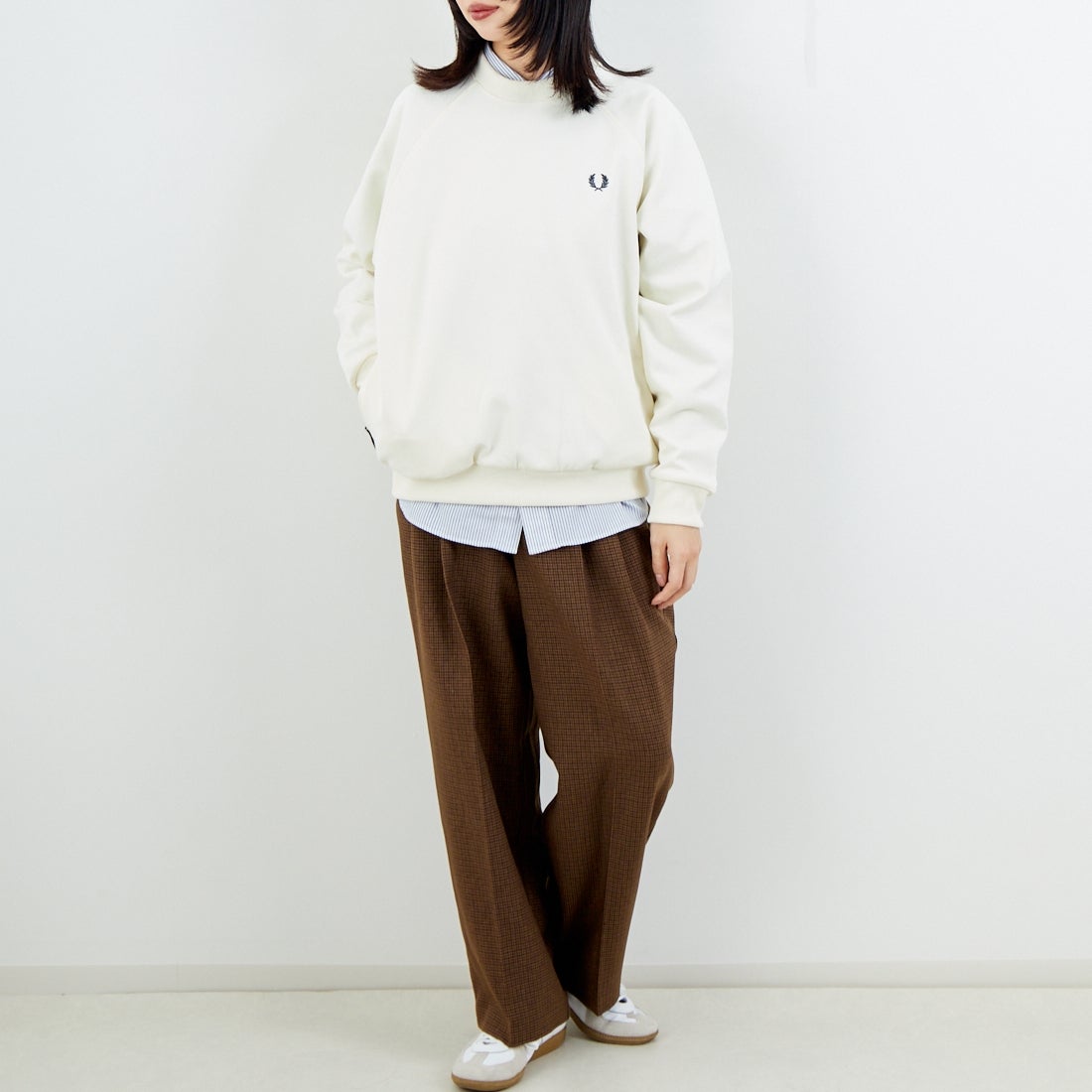 FRED PERRY [フレッドペリー] 別注 トラック クルーネックプルオーバー [FPM-25A-030JF] ECRU/ANCHO &&モデル身長：162cm 着用サイズ：S&&