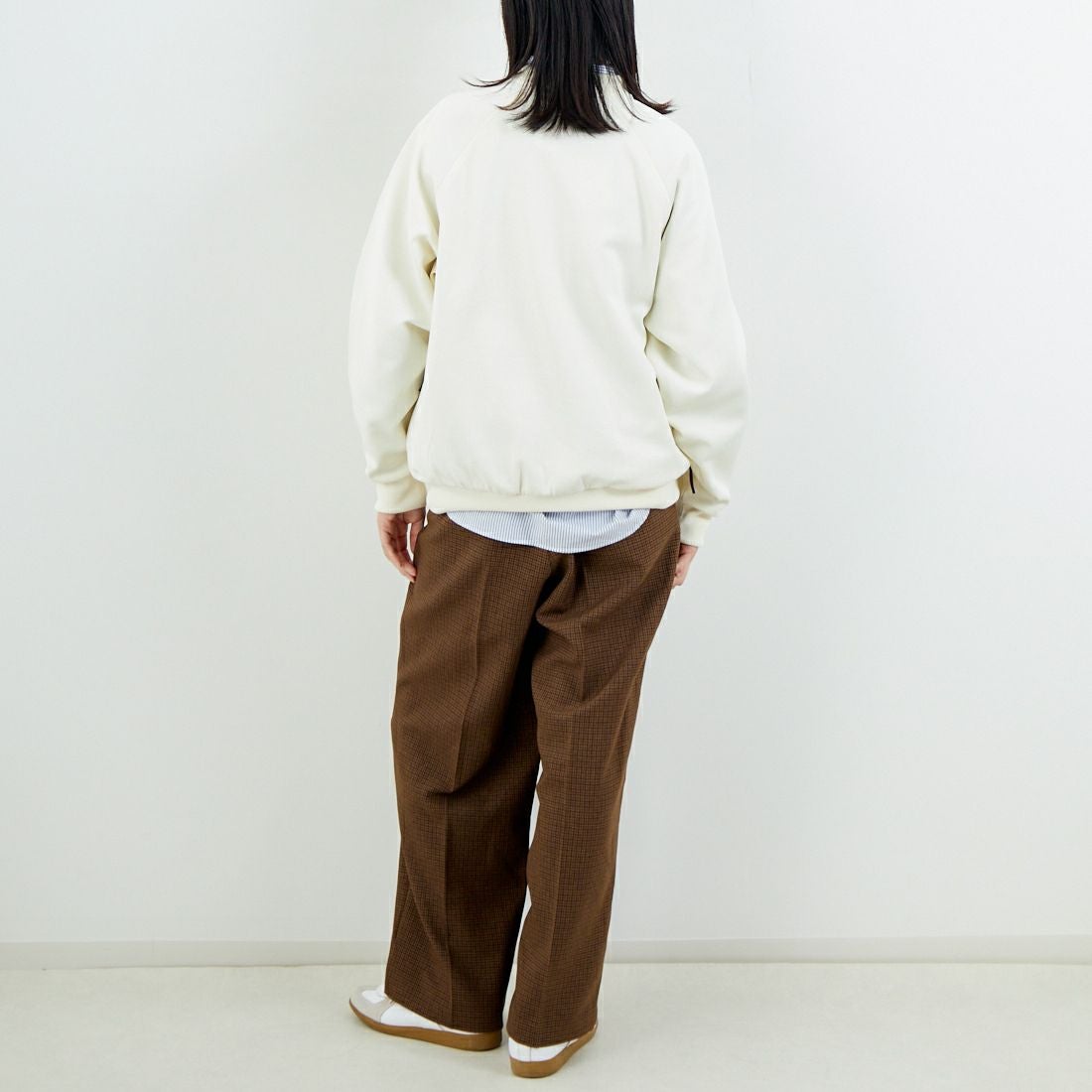 FRED PERRY [フレッドペリー] 別注 トラック クルーネックプルオーバー [FPM-25A-030JF] ECRU/ANCHO &&モデル身長：162cm 着用サイズ：S&&