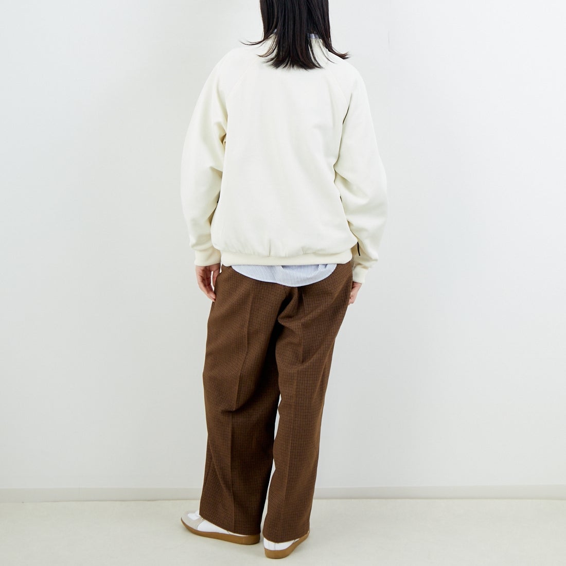 FRED PERRY [フレッドペリー] 別注 トラック クルーネックプルオーバー [FPM-25A-030JF] ECRU/ANCHO &&モデル身長：162cm 着用サイズ：S&&