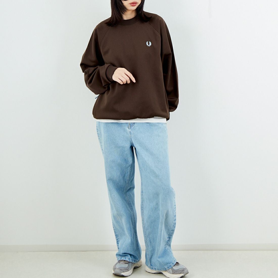 FRED PERRY [フレッドペリー] 別注 トラック クルーネックプルオーバー [FPM-25A-030JF] BURNT TOBA &&モデル身長：162cm 着用サイズ：S&&