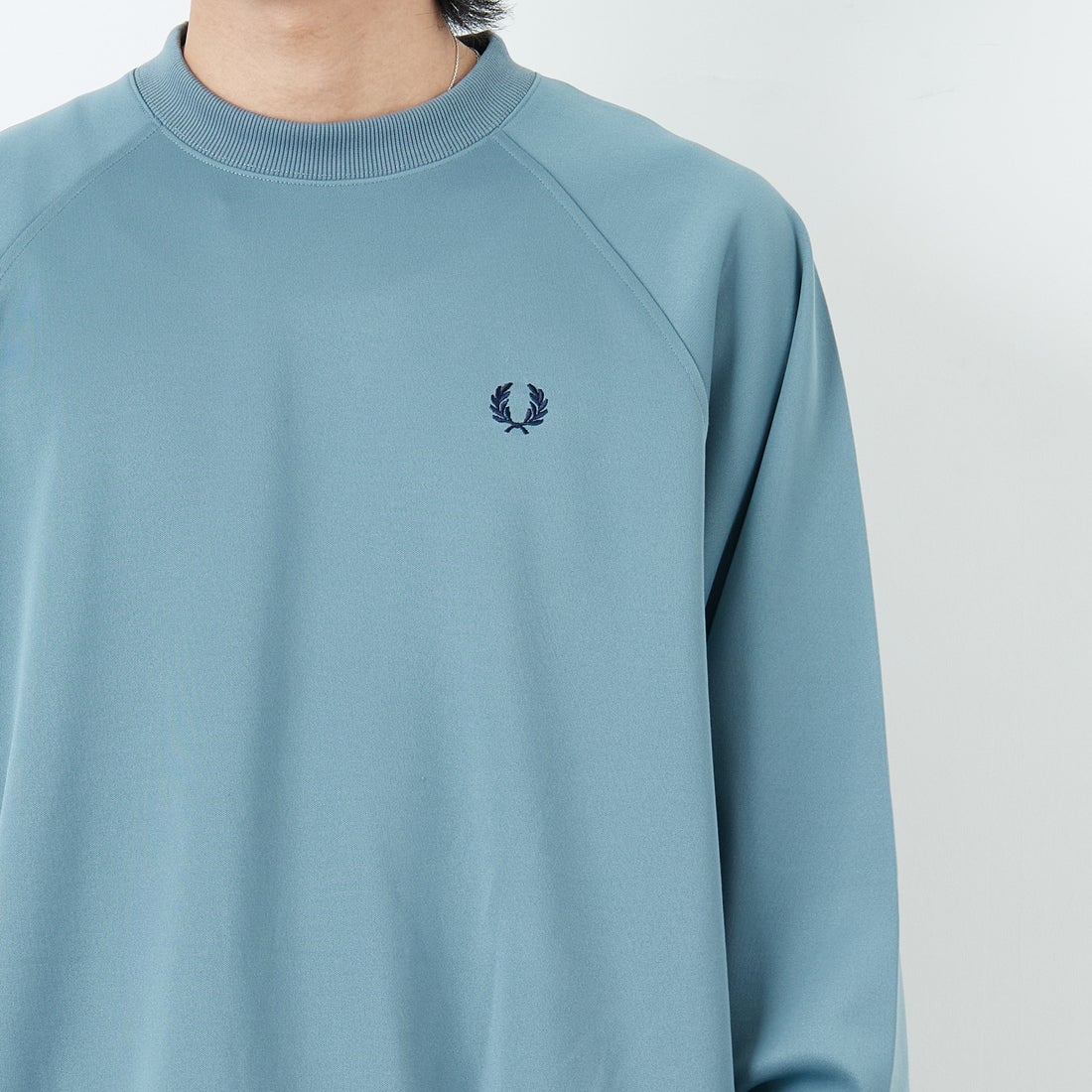 FRED PERRY [フレッドペリー] 別注 トラック クルーネックプルオーバー [FPM-25A-030JF] STOCKPORTB &&モデル身長：179cm 着用サイズ：L&&