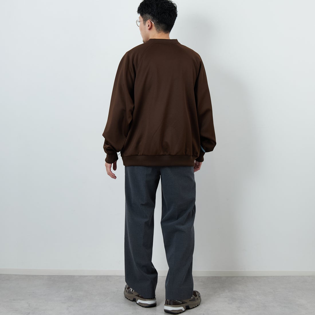 FRED PERRY [フレッドペリー] 別注 トラック クルーネックプルオーバー [FPM-25A-030JF] BURNT TOBA &&モデル身長：168cm 着用サイズ：L&&