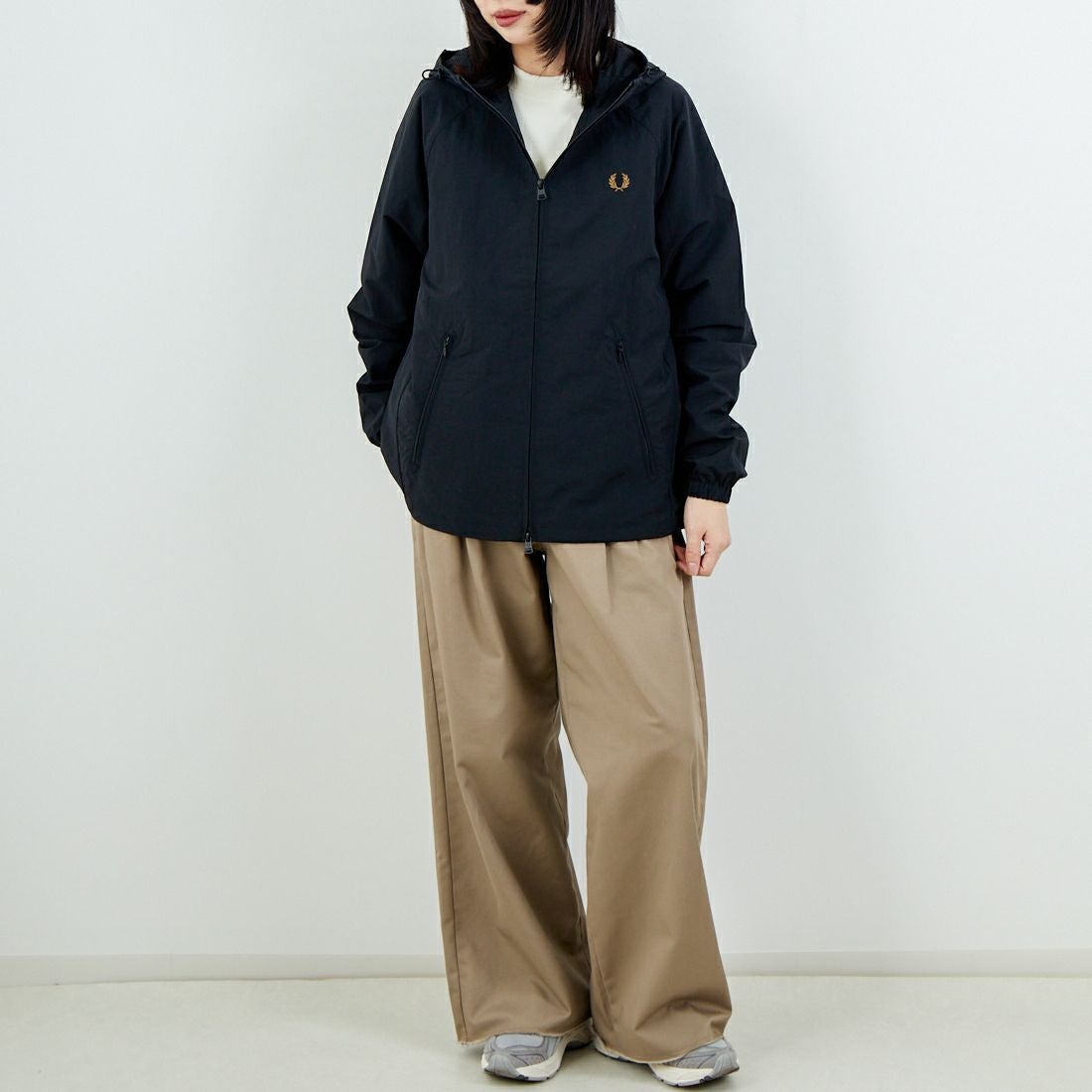 FRED PERRY [フレッドペリー] 別注 フード刺繍 ナイロンシェルジャケット [FPM-25A-031JF] BLACK/SHAD &&モデル身長：162cm 着用サイズ：S&&