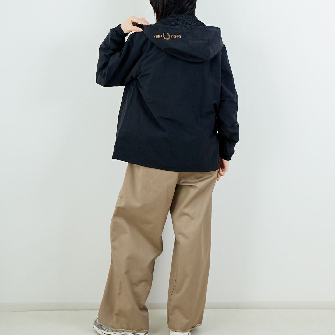 FRED PERRY [フレッドペリー] 別注 フード刺繍 ナイロンシェルジャケット [FPM-25A-031JF] BLACK/SHAD &&モデル身長：162cm 着用サイズ：S&&