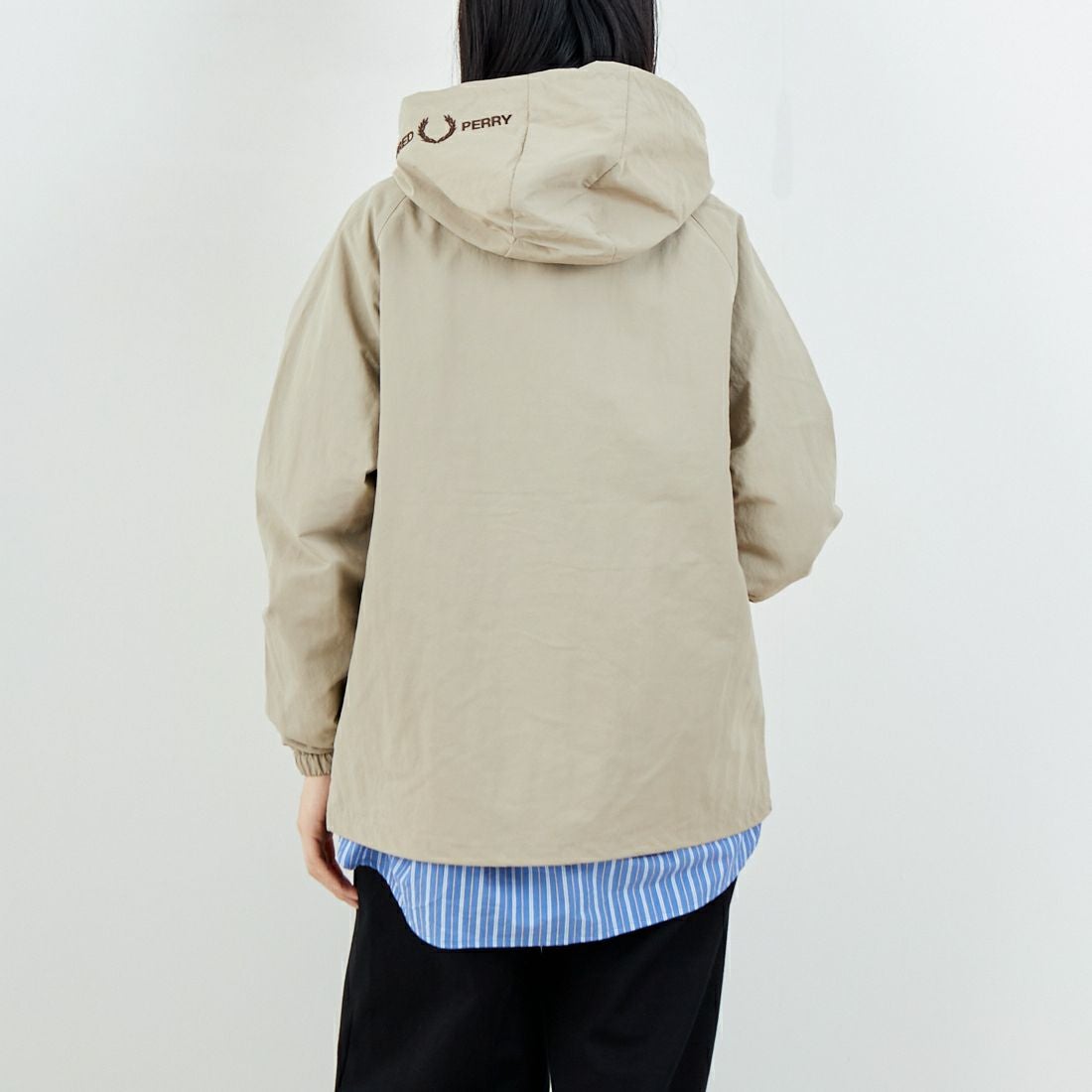 FRED PERRY [フレッドペリー] 別注 フード刺繍 ナイロンシェルジャケット [FPM-25A-031JF] WARM OAT/B &&モデル身長：162cm 着用サイズ：S&&