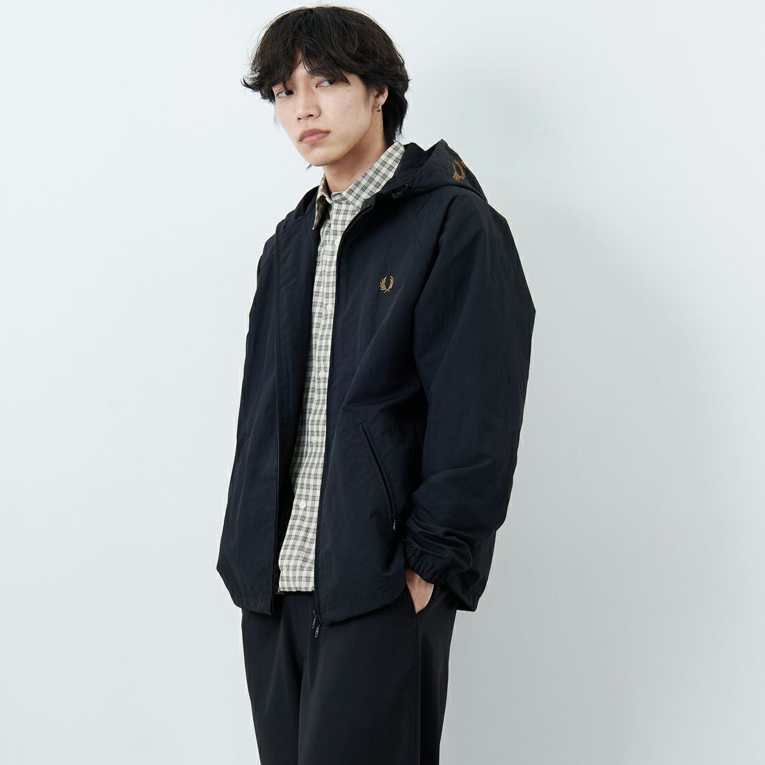 FRED PERRY [フレッドペリー] 別注 フード刺繍 ナイロンシェルジャケット [FPM-25A-031JF] BLACK/SHAD &&モデル身長：179cm 着用サイズ：L&&