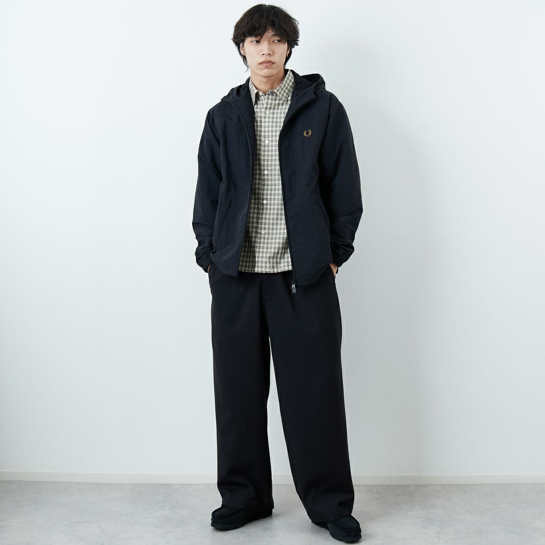 FRED PERRY [フレッドペリー] 別注 フード刺繍 ナイロンシェルジャケット [FPM-25A-031JF] BLACK/SHAD &&モデル身長：179cm 着用サイズ：L&&
