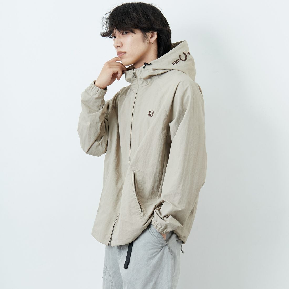 FRED PERRY [フレッドペリー] 別注 フード刺繍 ナイロンシェルジャケット [FPM-25A-031JF] WARM OAT/B &&モデル身長：179cm 着用サイズ：L&&