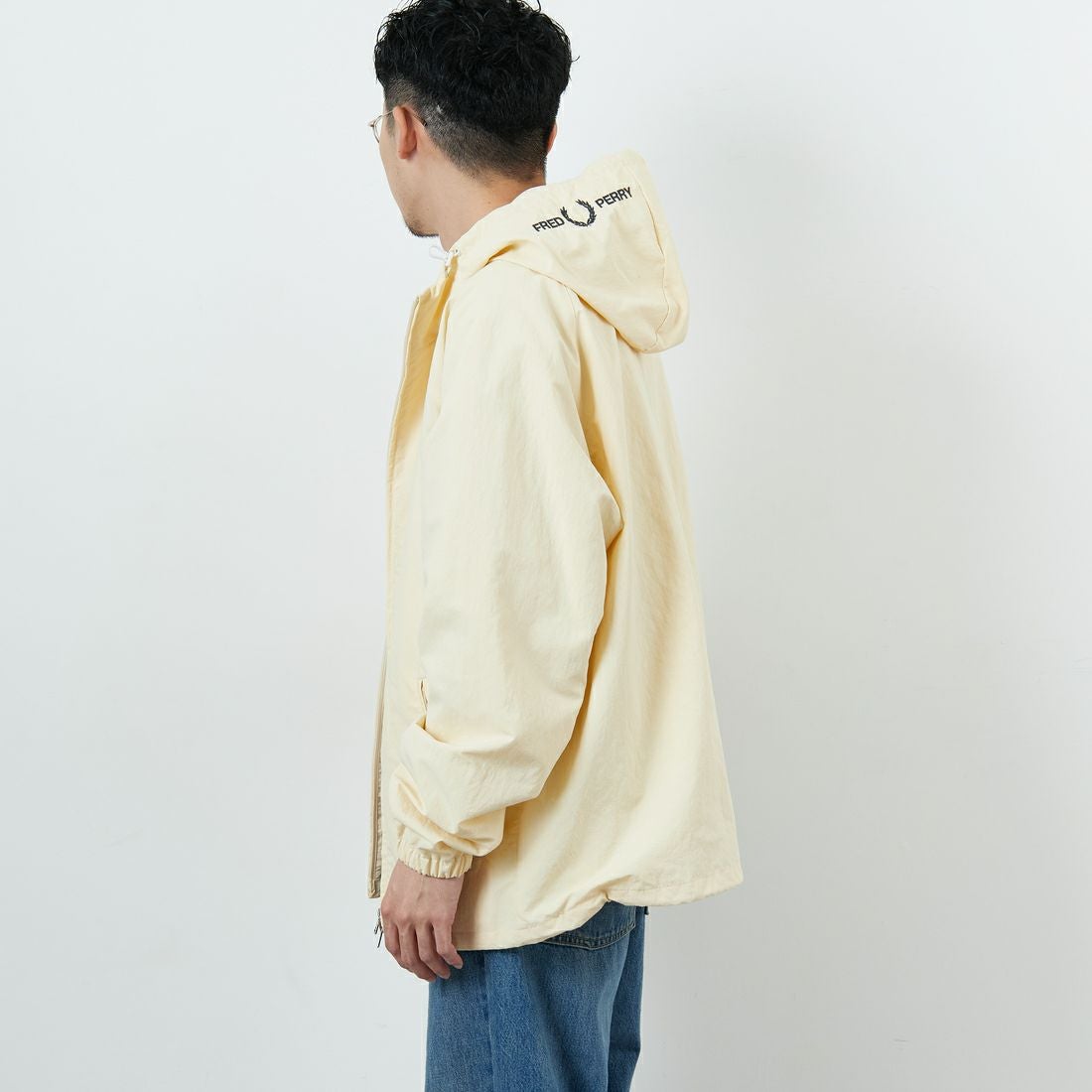 FRED PERRY [フレッドペリー] 別注 フード刺繍 ナイロンシェルジャケット [FPM-25A-031JF] ECRU/ANCHO &&モデル身長：179cm 着用サイズ：L&&