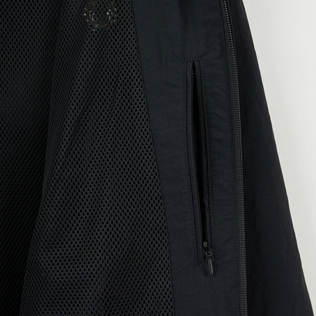 FRED PERRY [フレッドペリー] 別注 フード刺繍 ナイロンシェルジャケット [FPM-25A-031JF] BLACK/SHAD