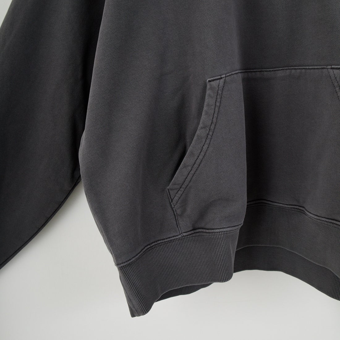 carhartt WIP [カーハートダブリューアイピー] フーデッドベントンスウェットシャツ [I034589] GRAPHITE