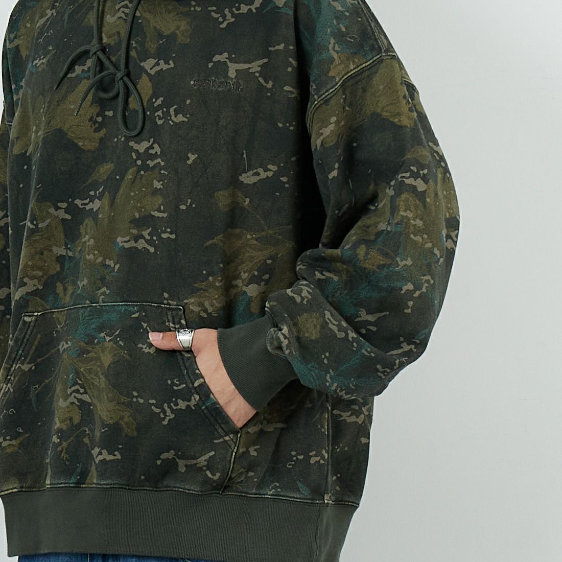 carhartt WIP [カーハートダブリューアイピー] カモ柄フーデッドベントンスウェットシャツ [I034589] CAMO COMBI &&モデル身長：179cm 着用サイズ：L&&