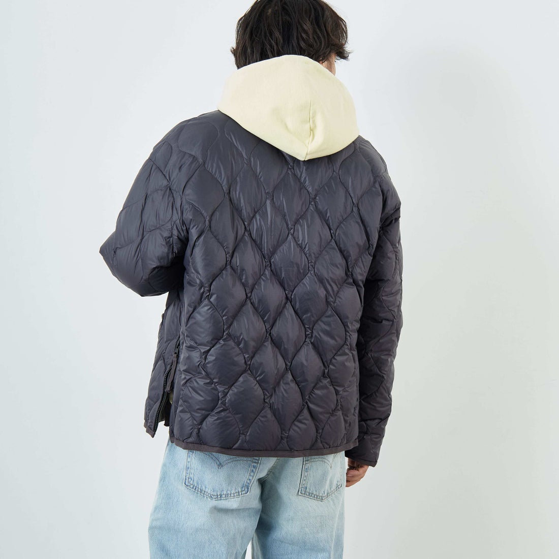 TAION [タイオン] 別注 リバーシブル ライトダウンジャケット [TAION-JF001] D.CHARCOAL &&モデル身長：179cm 着用サイズ：L&&