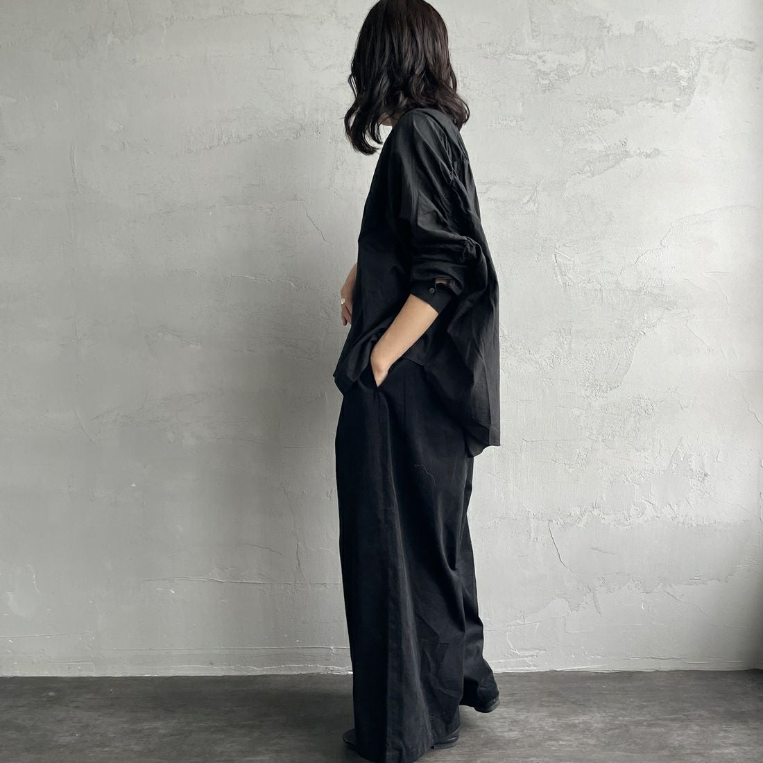 mizuiro ind [ミズイロインド] コーデュロイタックワイドパンツ [4-260067] 99 BLACK &&モデル身長：160cm 着用サイズ：F&&