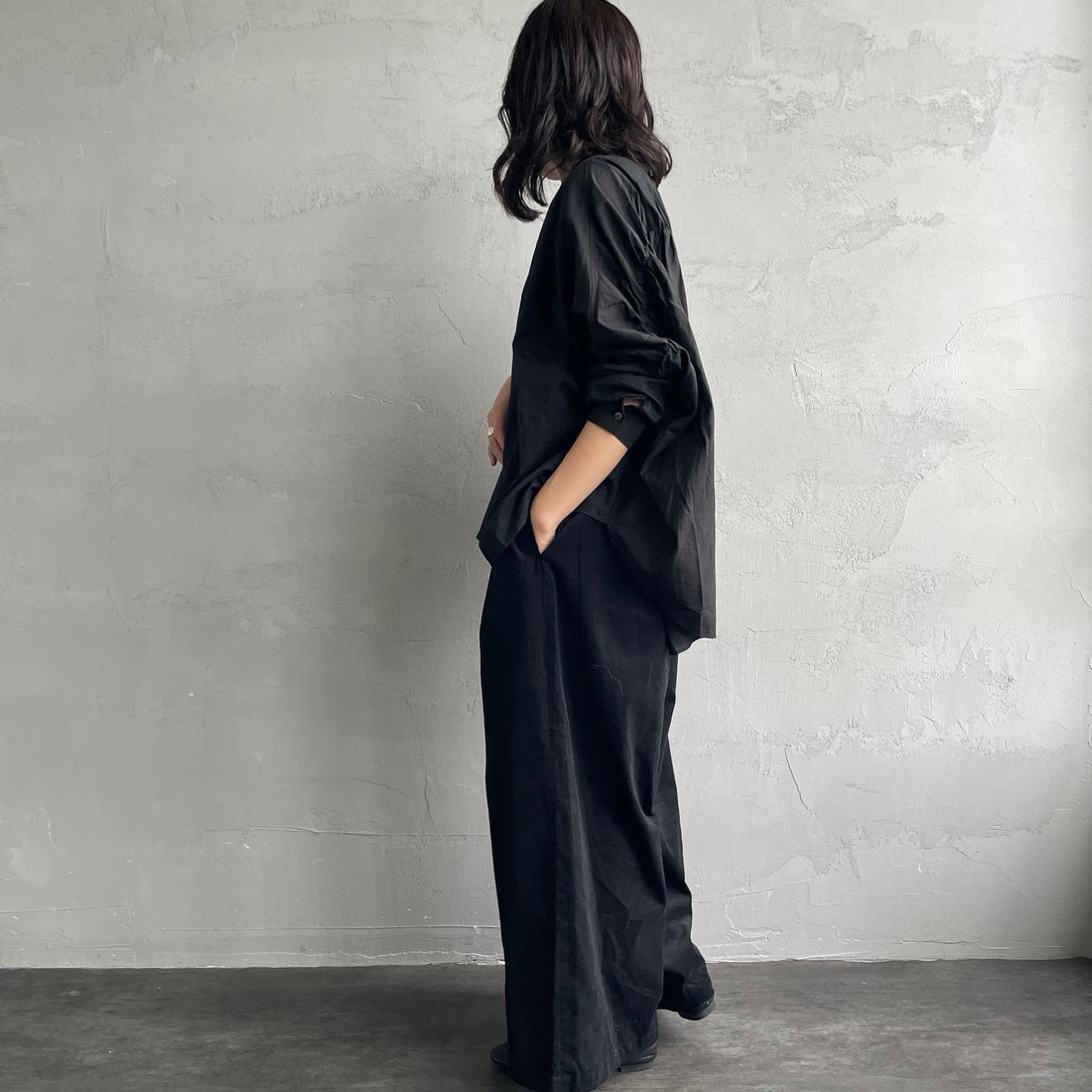 mizuiro ind [ミズイロインド] コーデュロイタックワイドパンツ [4-260067] 99 BLACK &&モデル身長：160cm 着用サイズ：F&&