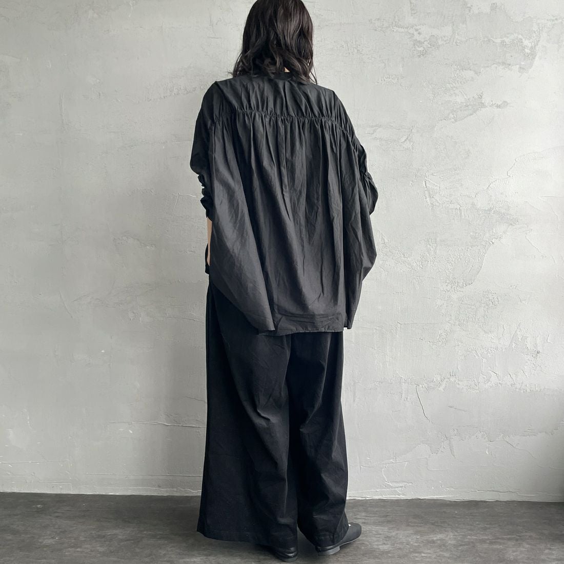 mizuiro ind [ミズイロインド] コーデュロイタックワイドパンツ [4-260067] 99 BLACK &&モデル身長：160cm 着用サイズ：F&&